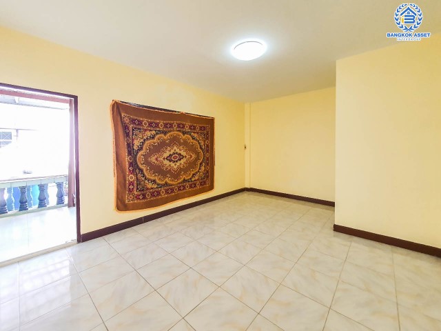 ทาวน์โฮมมือสอง กรุงเทพฯ หมู่บ้านสุชา1 เพชรเกษม เนื้อที่กว้าง 17.60 ตร.ว. ฟังก์ชัน 4 ห้องนอน 3 ห้องน้ำ ที่จอดรถ 1 คัน บ้านสภาพสวย ต่อเติมพร้อมอยู่ โครงการตั้งบนทำเลแห่งการเดินทาง ใกล้รถไฟฟ้าสายสีน้ำเงิน "สถานีหลักสอง" และทางด่วน "พระราม2" จองด่วน!...